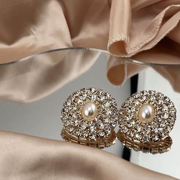 Vintage-Inspired Pearl & Crystal Clip-On Earrings - Picture 7 of 9
